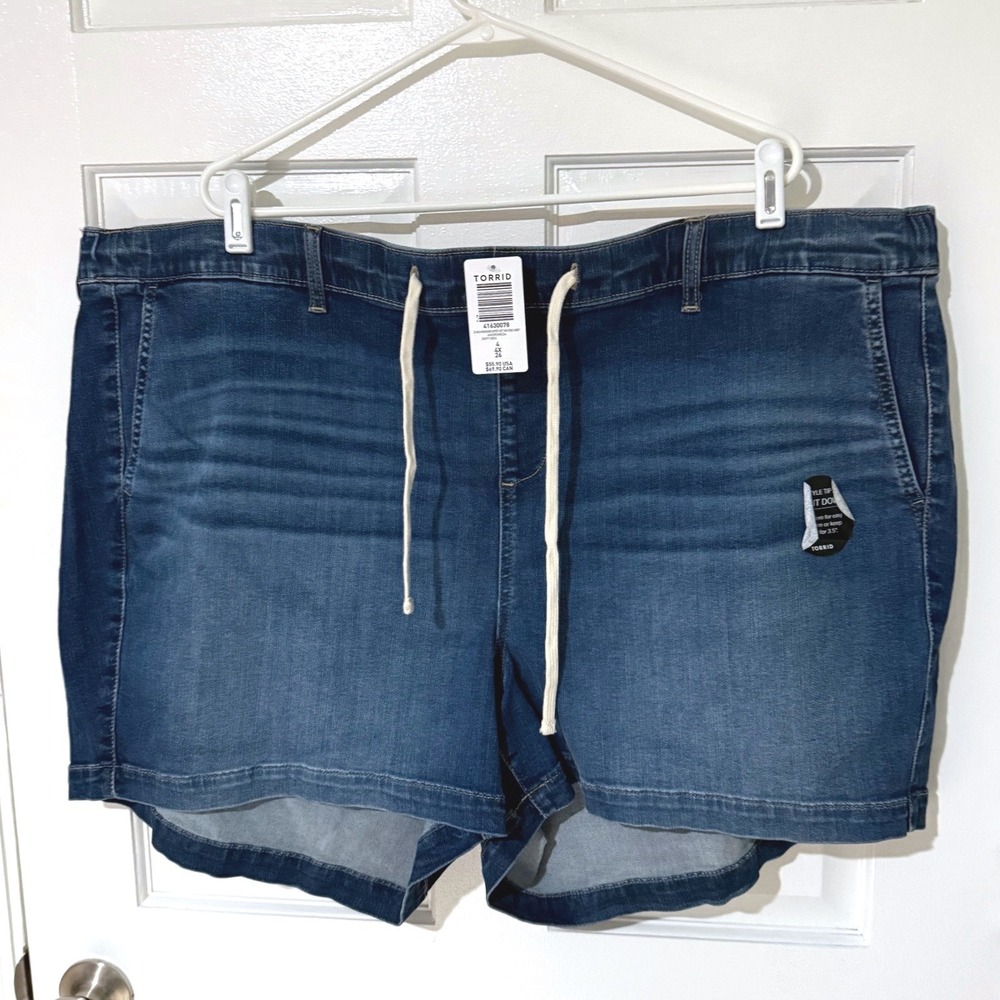 Torrid Weekend Super Soft Mid-Rise Denim Shorts Andromeda Wash Blue 4X 26 NEW - Picture 1 of 5